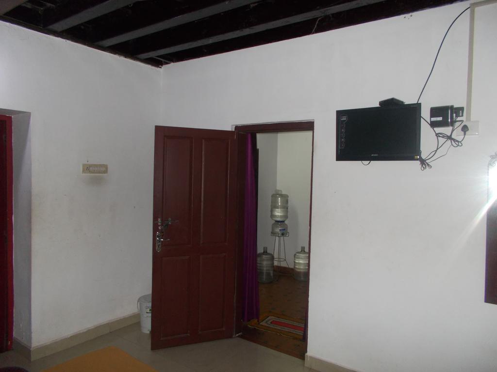 Guruvayur Bunglow Bagian luar foto